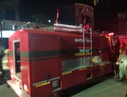 Ransus Damkar Kodim 1408/Makassar Turut Padamkan Kebakaran di Jalan Kandea, 38 Rumah Terdampak