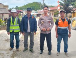 Di Bawah Terik Matahari, Kapolsek Dolok Silau Sapa Warga dan Jaga Kekhusyukan Ibadah Jumat demi Kedamaian Kampung Halaman