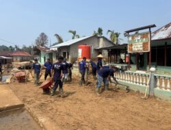 Lapas Sibolga Bersama TNI Bantu Bersihkan Rumah dan Fasilitas Umum Warga Terdampak Banjir